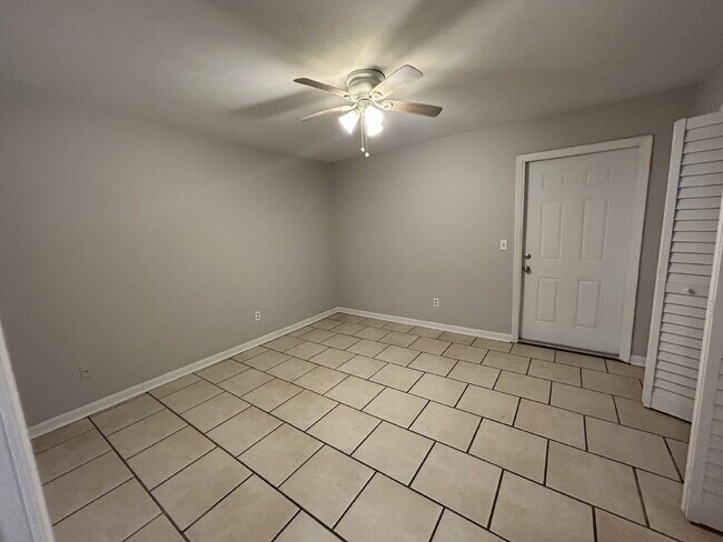 Building Photo - Perfect 1 Bedroom 1 Bathroom With Fenced In Backyard!