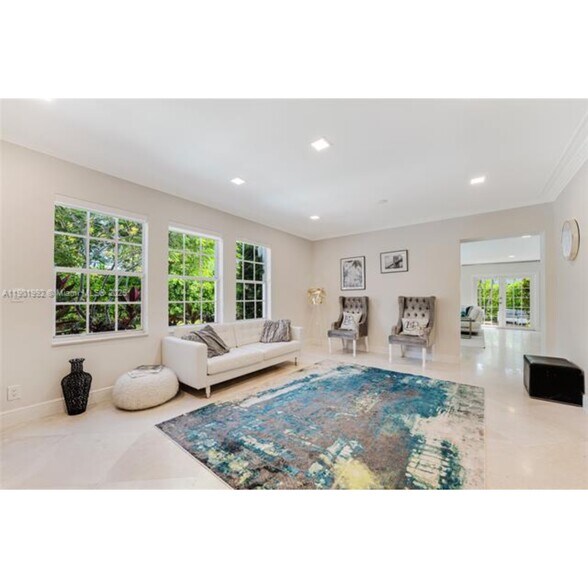 Building Photo - 140 N Hibiscus Dr