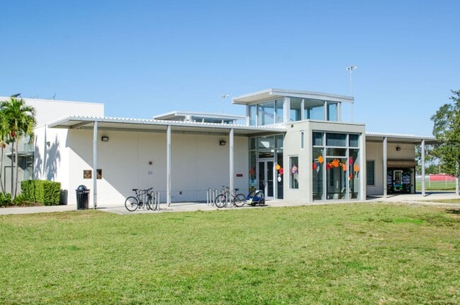 Building Photo - 3 Bedroom 2 Bath Spacious Home in Holiday Park