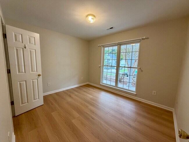 Building Photo - 121 Grand Oak Cir
