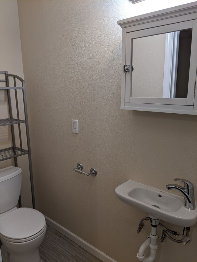 Building Photo - 1-Bedroom, 1-Bath Upstairs Apartment In Do...