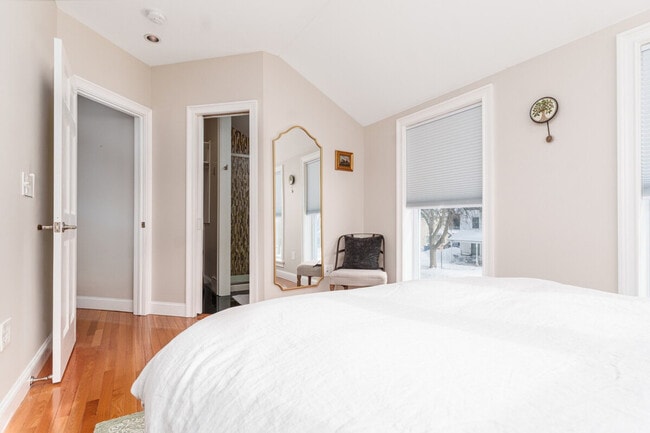 Building Photo - 99 W Circular St