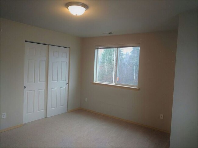 Building Photo - Beautifully Maintained 2 Bedroom Townhome