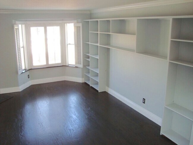 Building Photo - STUNNING TOWNHOME 2 BED 2.5 BATH 2 CAR GARAGE NORTH PARK/HILLCRES