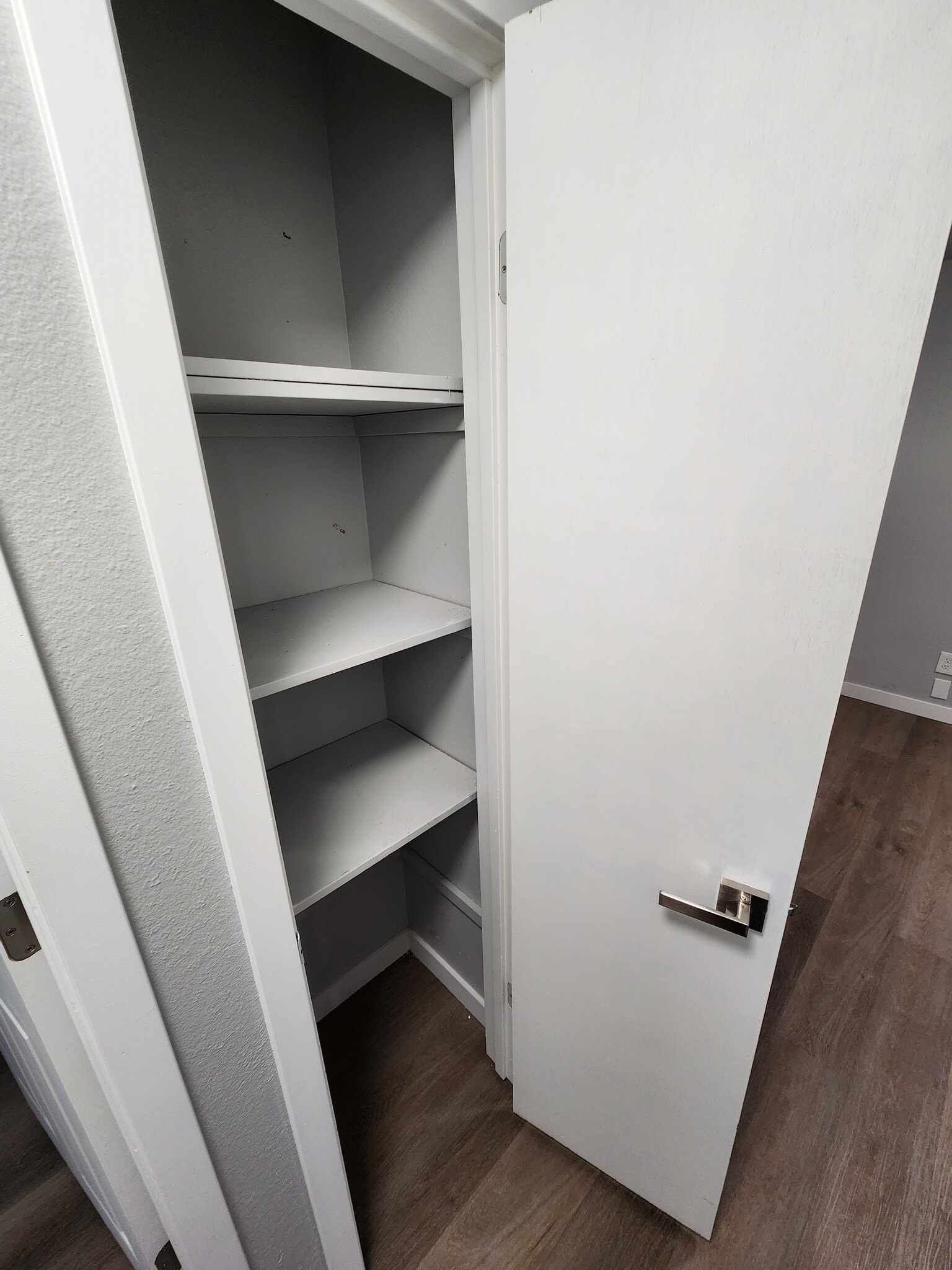 Building Photo - 819 E 2nd St