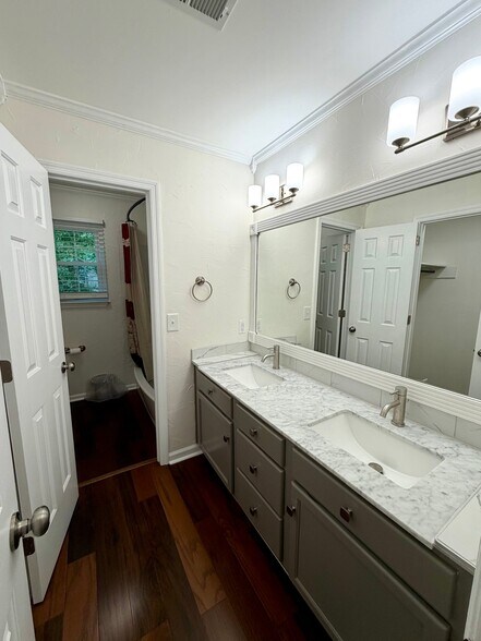 Building Photo - 302 Rolling Acres Dr