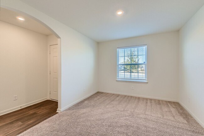 Building Photo - 3 bedroom for rent on the far West Side!