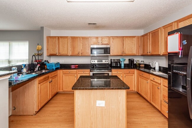 Building Photo - 5 Bedroom 3 Bath Home in Moss Grove Planta...