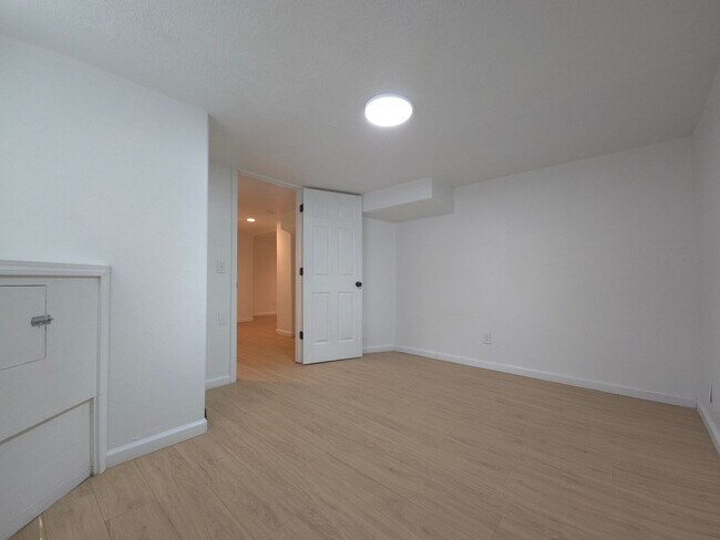 Building Photo - 2bd 1bth Basement Unit