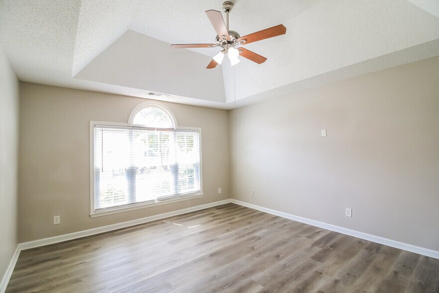 Building Photo - 213 Summer Hill Cir
