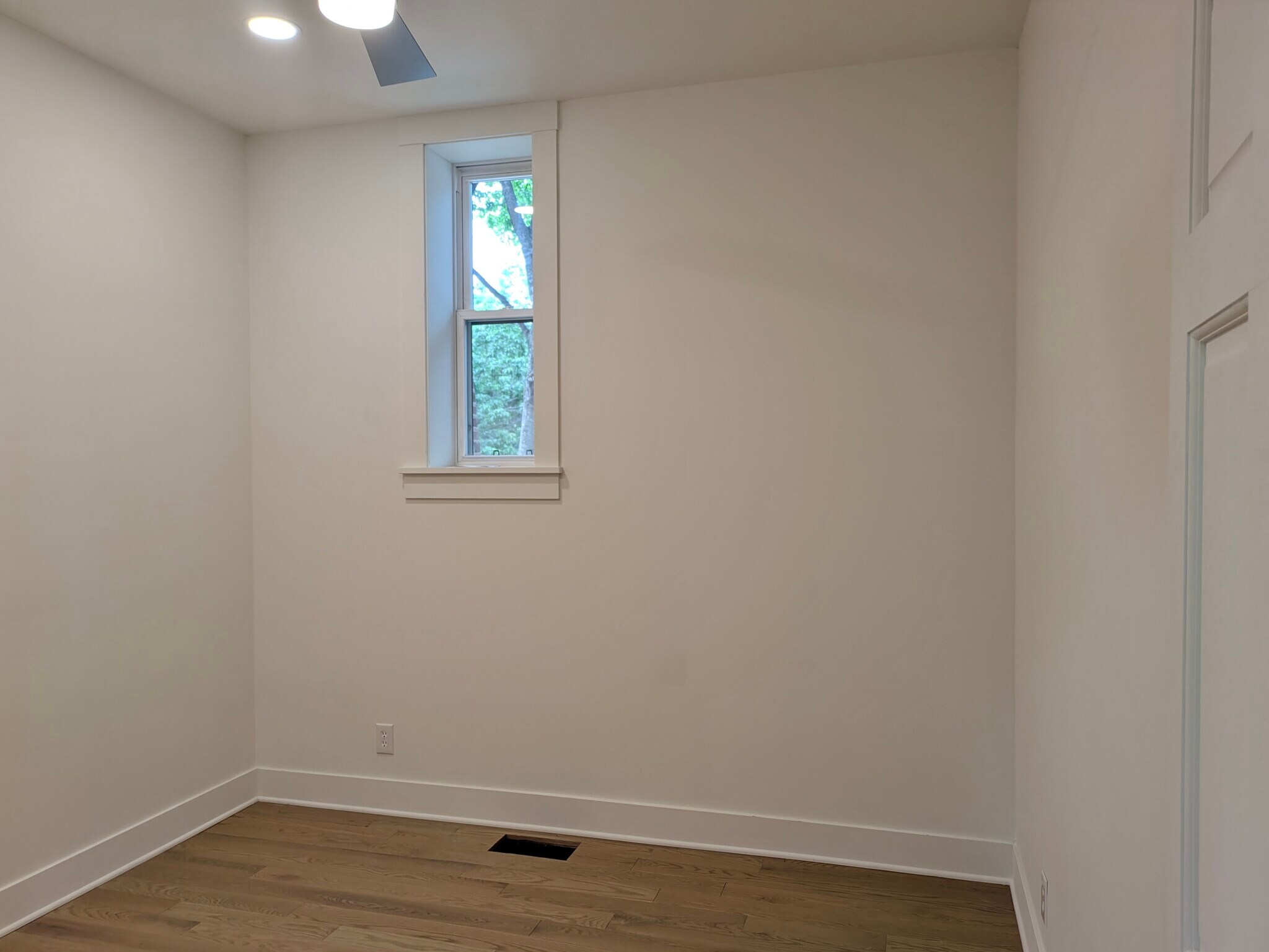 Building Photo - 1457 N California Ave
