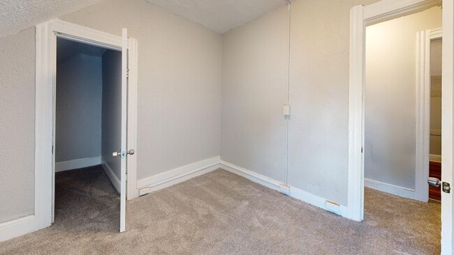 Building Photo - Huge 4 Bedroom Single Family House - almost 1500 SQ FT!