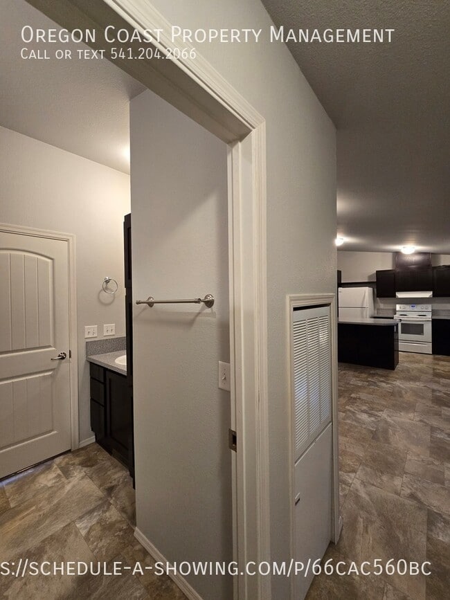 Building Photo - 15 N Hillside Dr