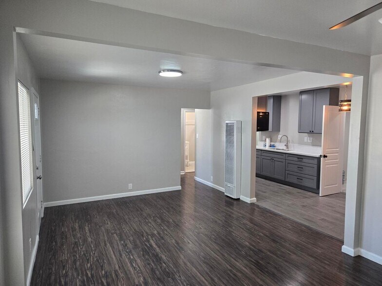 Building Photo - 442 E Arrow, 1/2