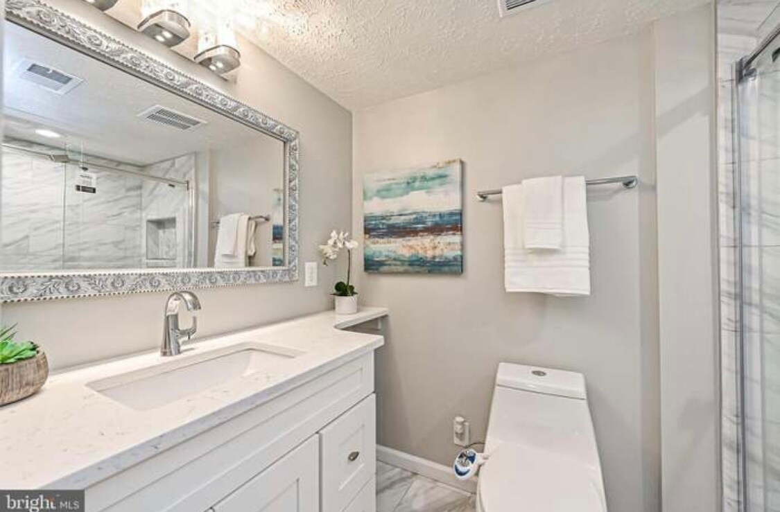 Master bathroom - 12001 Ridge Knoll Dr