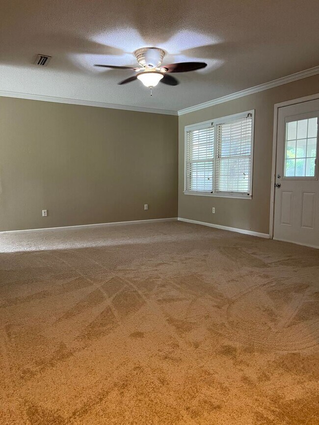 Building Photo - 3 br, 2 bath House - 201 Colonial Dr