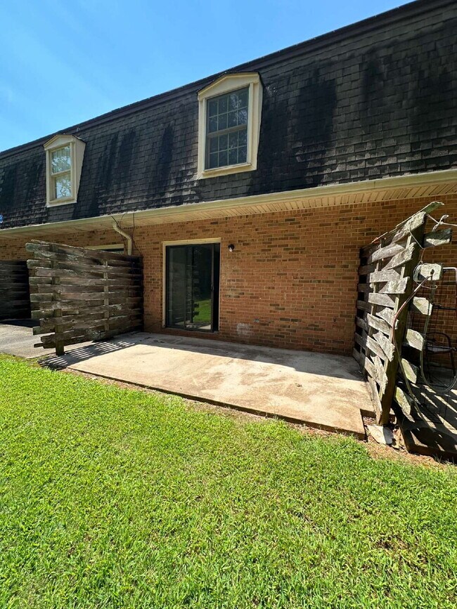 Building Photo - Charming 2 Bed 1.5 Bath Townhouse in Oakwood!