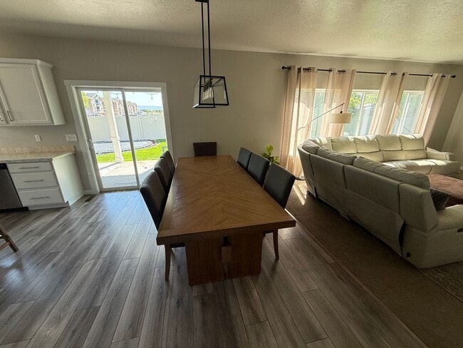 Building Photo - 4 Bedroom with 3 Car Garage in Meridian