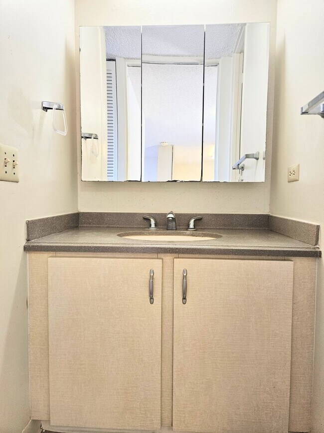 Building Photo - Waialae Gardens Spacious 1 Bedroom 1 Bathr...