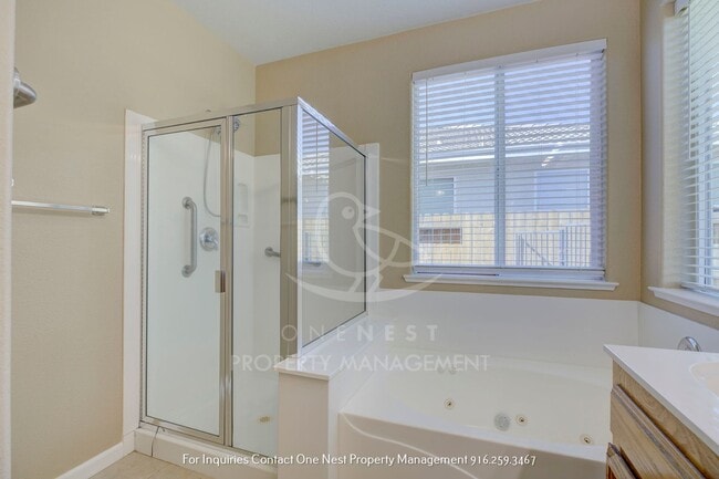 Building Photo - Beautiful 4 BD 2 BA Lincoln Home