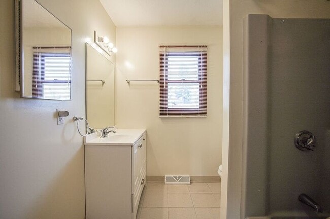 Building Photo - 14 Gold St