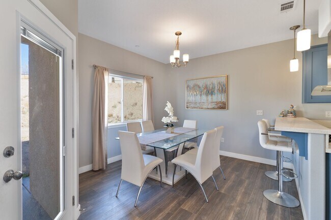 Building Photo - Beautiful 4 Bed 3 Bathroom