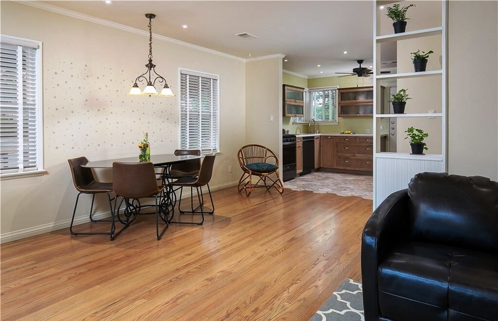Dining area - 909 N Santa Anita Ave