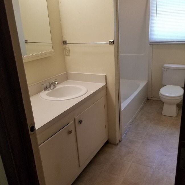 Building Photo - 3 bedroom in Westwood Heights!