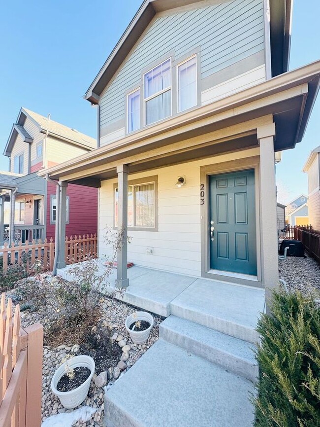 Building Photo - Charming Longmont house off of 119 and 287...