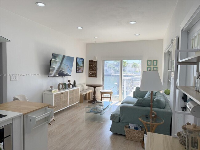 Building Photo - 8401 Crespi Blvd
