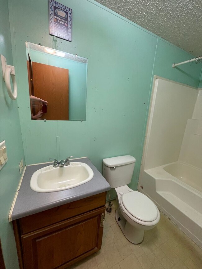 Building Photo - Country living with spacious front and backyard - 4 beds/ 2bath available now!!