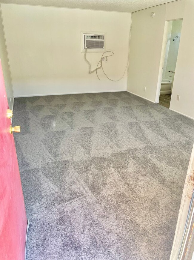 Building Photo - Studio Apartment on Las Vegas Strip - Close to all of the Excitement & More!!