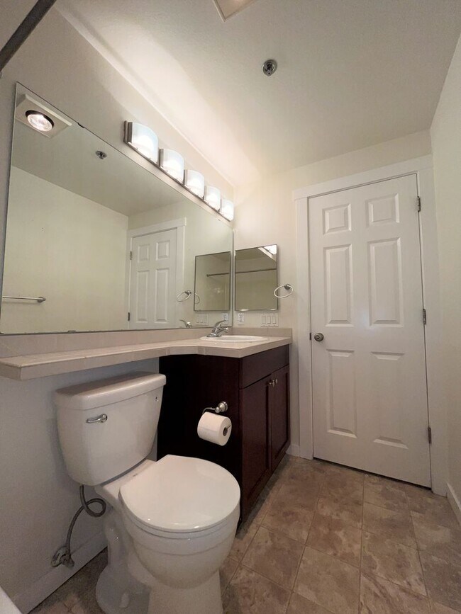 Building Photo - 039 - 2 bed, 2 bath condo minutes from Red...