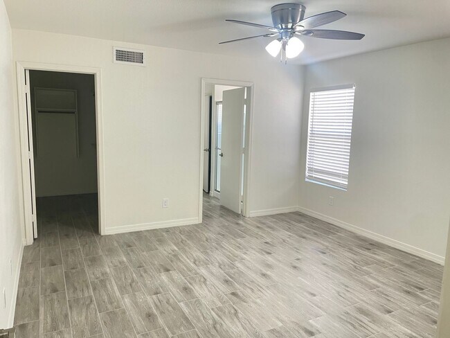 Building Photo - 1113 W Sparrow Dr
