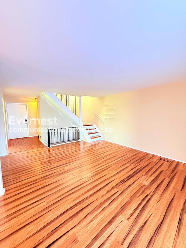 Building Photo - 2 Bed/1.5 Bath Condo with In-Unit Laundry / Vouchers Accepted / Available Now!