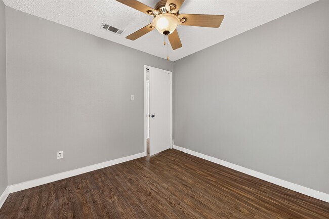 Building Photo - 10814 Parkland Woods Dr