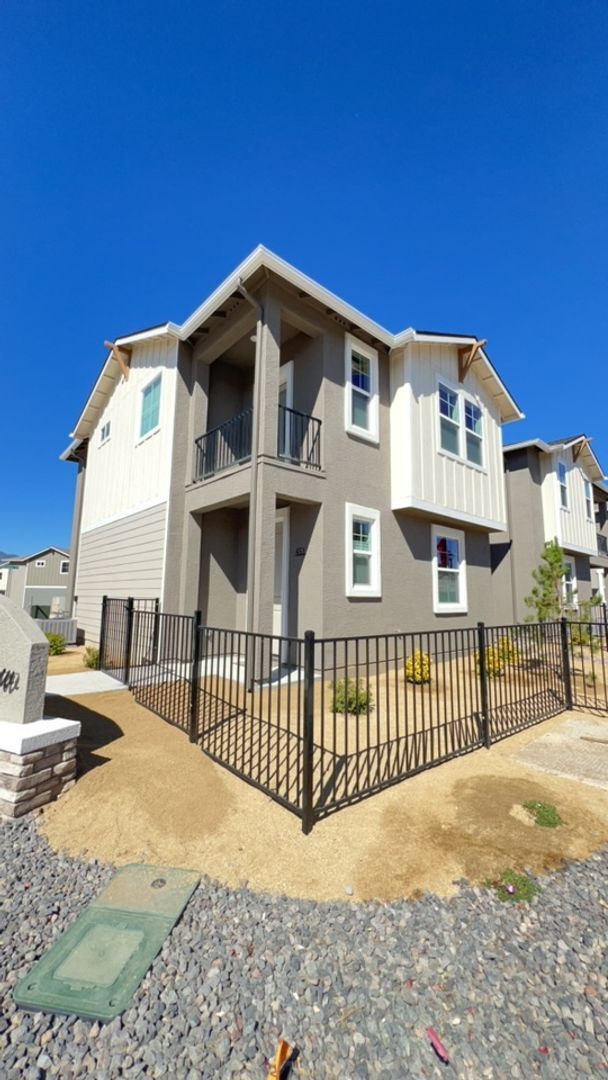 Building Photo - Charming & NEW! 2/2/2 Townhome in Gardnerv...