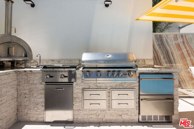 Building Photo - 10520 Wilshire Blvd