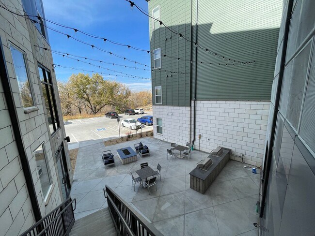 Building Photo - Newly Built Move-in Ready Modern Condo!