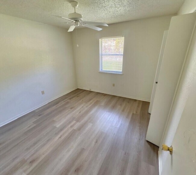 Building Photo - 811 N 5th St