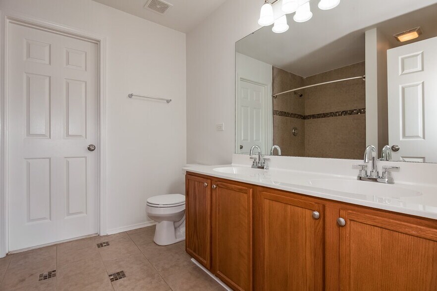 Building Photo - 2118 Buckleigh Dr