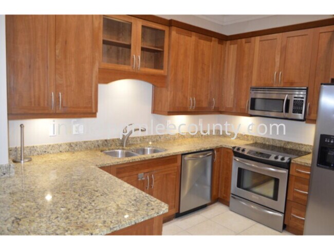 Building Photo - Fantastic 2nd Floor Luxury Condo with GARA...