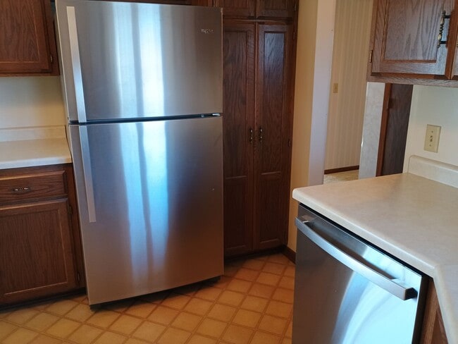 Building Photo - AVAILABLE 4/01/26 Large 2 Bedroom 1 Bath Main Floor Home