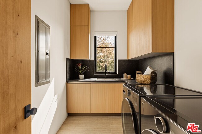 Building Photo - 11937 Addison St