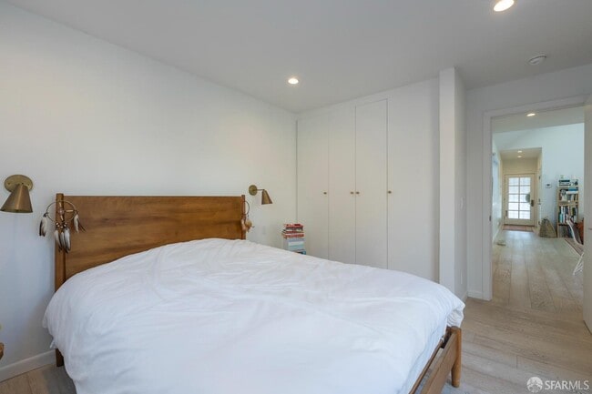 Building Photo - 449 Gates St