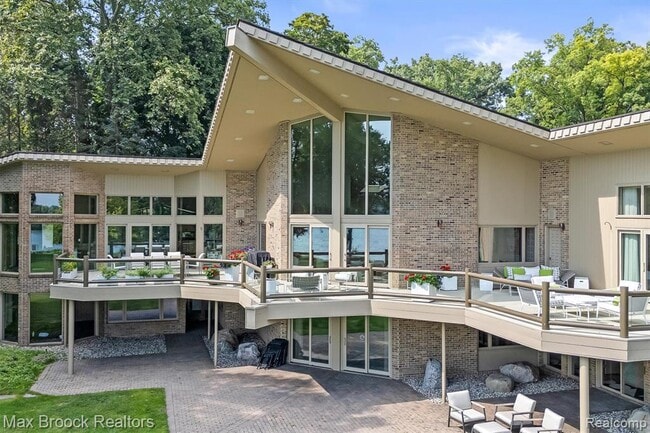 Building Photo - 3333 W Shore Dr