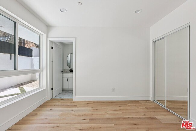 Building Photo - 2113 Holly Dr