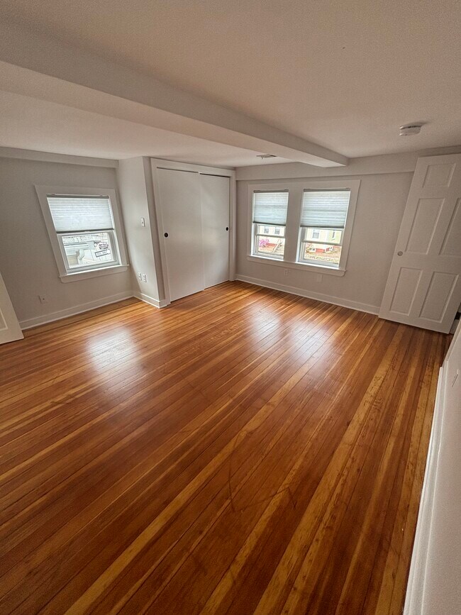 Master bed - 15 Eastern Ave