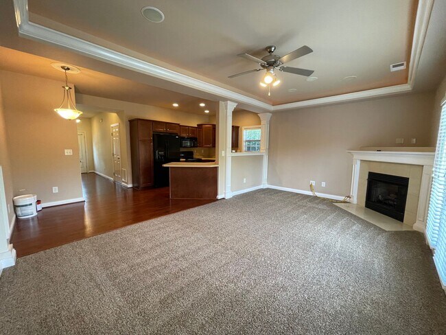 Building Photo - **COMING SOON** NICE 3 BR, 2.5 Bath Townhouse! New Paint & Carpet, Attached Garage, All Electric;