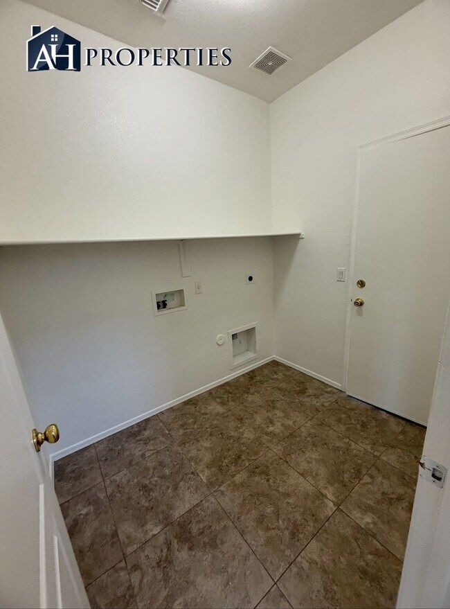 Building Photo - Large backyard Home in Surprise